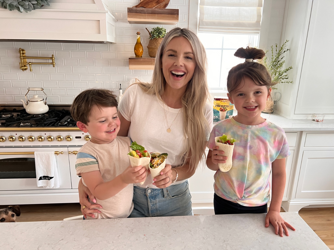 Ali Fedotowsky-Manno with her two children holding Old El Paso tortilla pockets